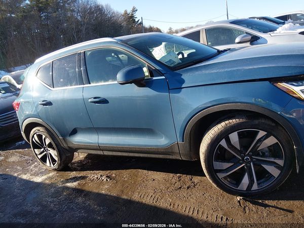 2025 VOLVO XC40 B5 PLUS BRIGHT THEME