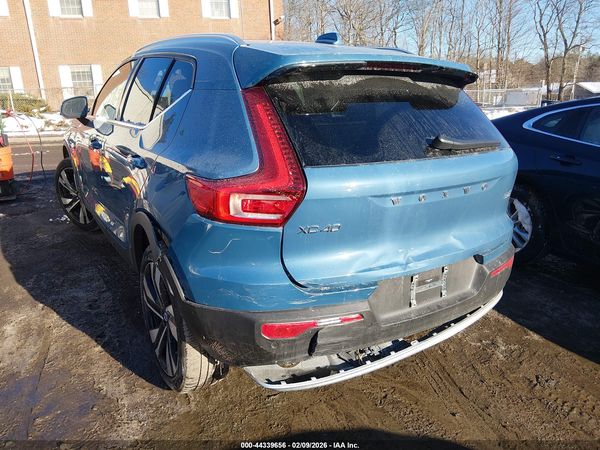 2025 VOLVO XC40 B5 PLUS BRIGHT THEME