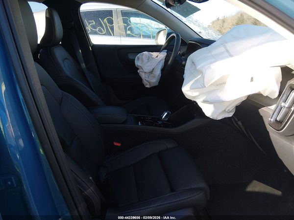 2025 VOLVO XC40 B5 PLUS BRIGHT THEME