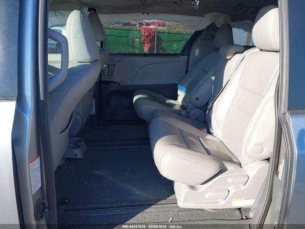 2016 TOYOTA SIENNA XLE 8 PASSENGER