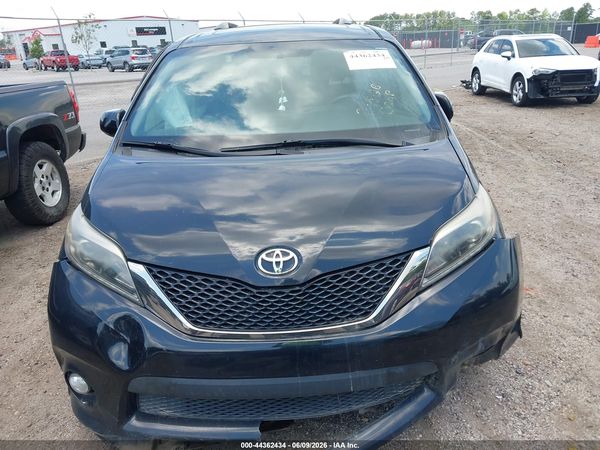 2017 TOYOTA SIENNA SE PREMIUM 8 PASSENGER