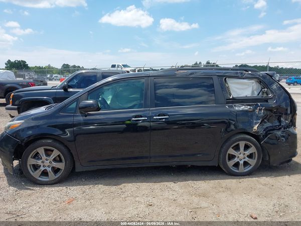 2017 TOYOTA SIENNA SE PREMIUM 8 PASSENGER
