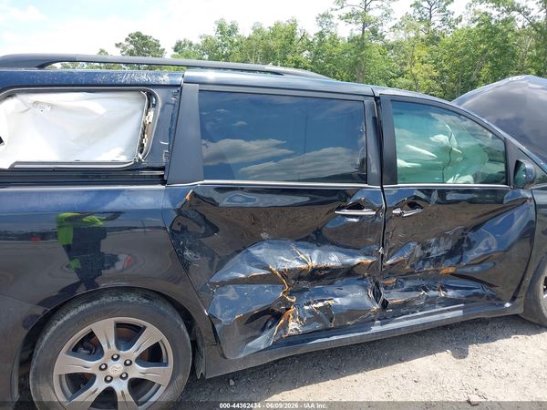 2017 TOYOTA SIENNA SE PREMIUM 8 PASSENGER