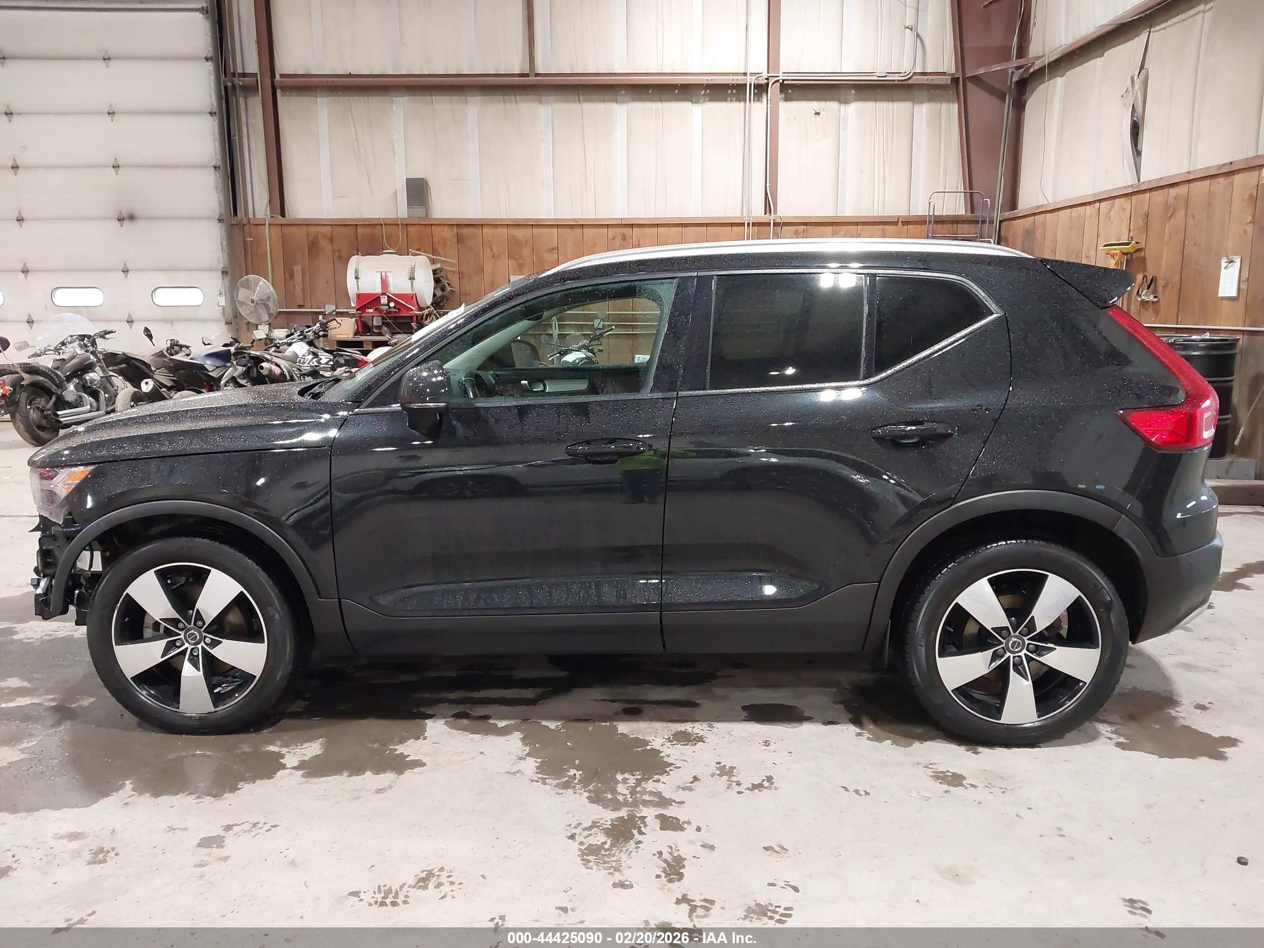 2020 VOLVO XC40 T5 MOMENTUM
