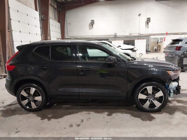 2020 VOLVO XC40 T5 MOMENTUM