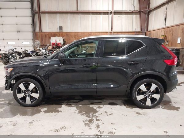 2020 VOLVO XC40 T5 MOMENTUM
