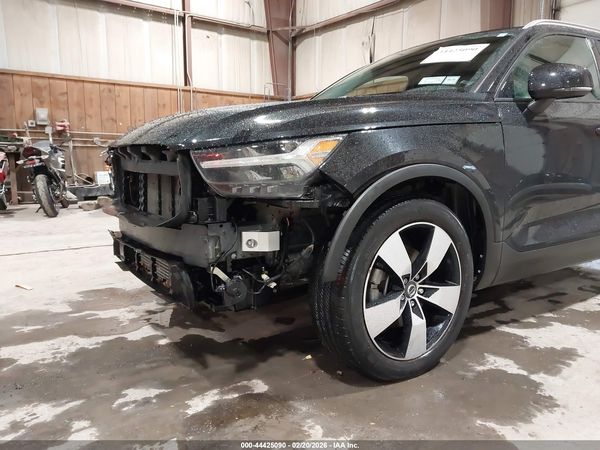 2020 VOLVO XC40 T5 MOMENTUM