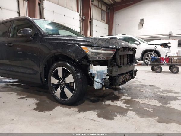 2020 VOLVO XC40 T5 MOMENTUM
