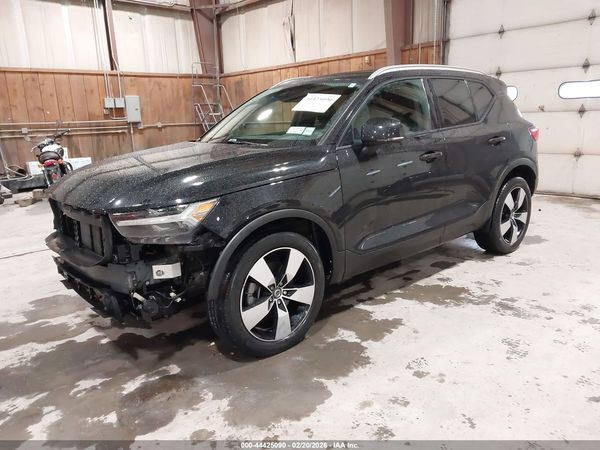 2020 VOLVO XC40 T5 MOMENTUM
