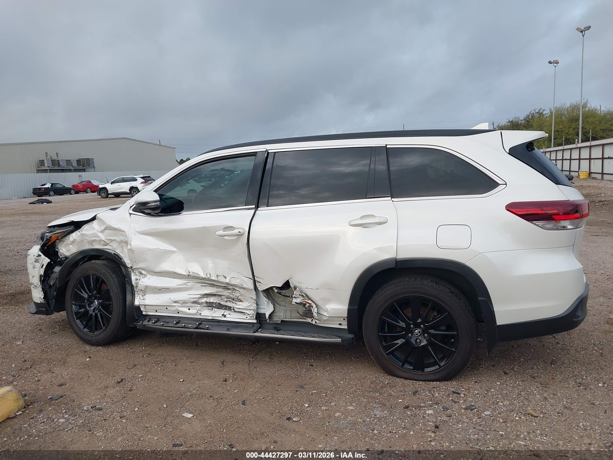 2019 TOYOTA HIGHLANDER SE