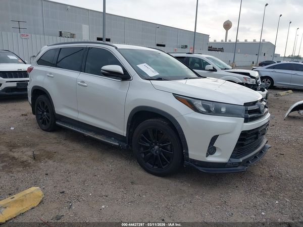 2019 TOYOTA HIGHLANDER SE