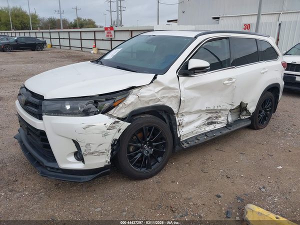 2019 TOYOTA HIGHLANDER SE
