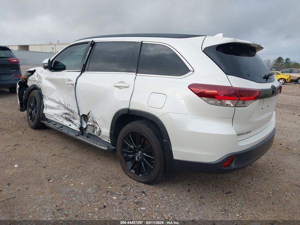 2019 TOYOTA HIGHLANDER SE