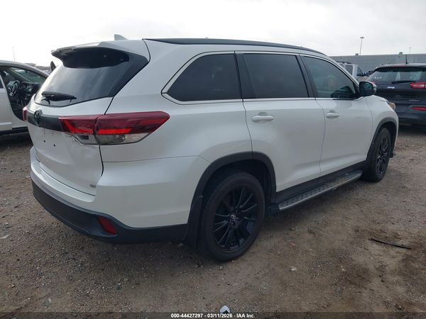 2019 TOYOTA HIGHLANDER SE