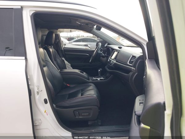 2019 TOYOTA HIGHLANDER SE