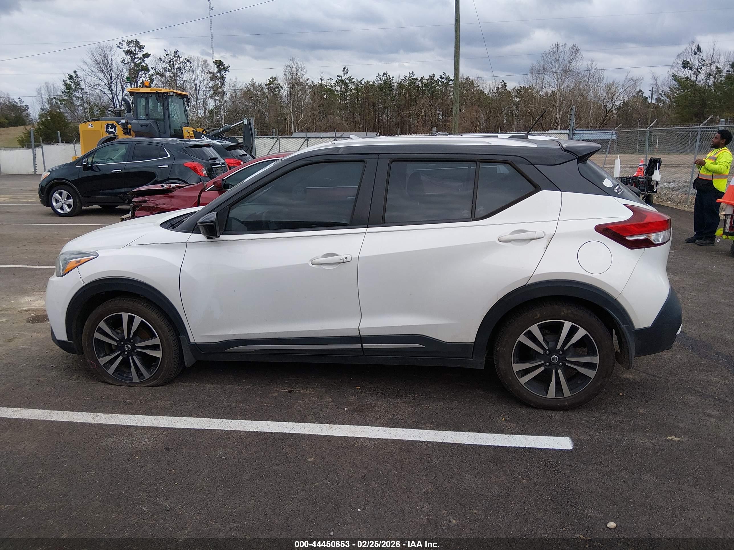 2019 NISSAN KICKS SR