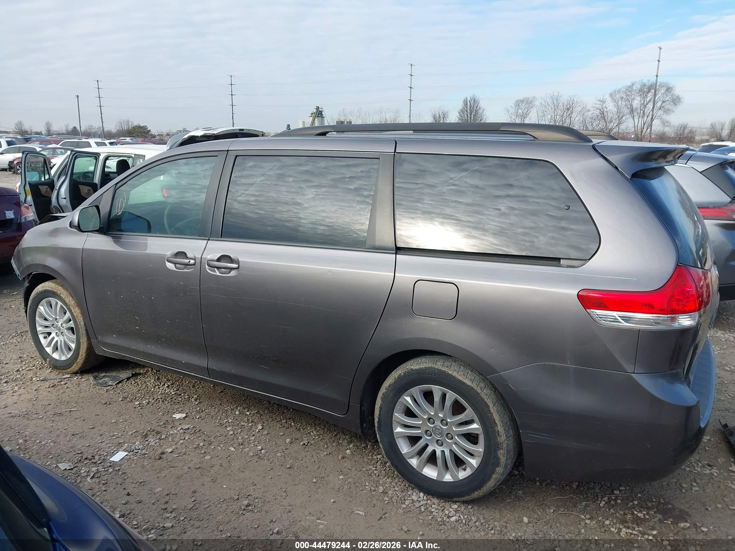 2014 TOYOTA SIENNA XLE V6 8 PASSENGER