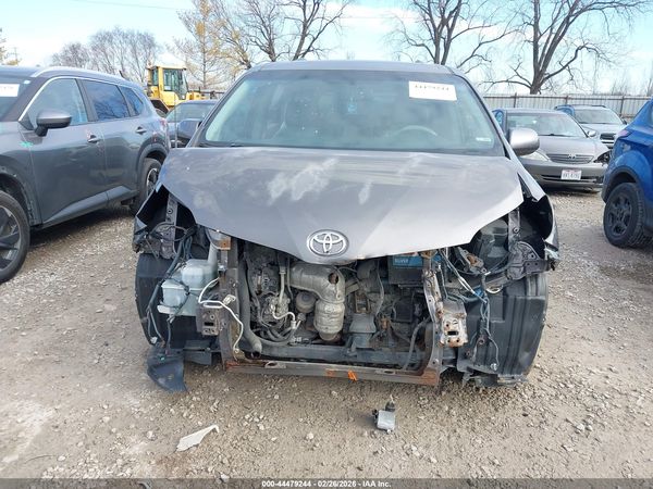 2014 TOYOTA SIENNA XLE V6 8 PASSENGER