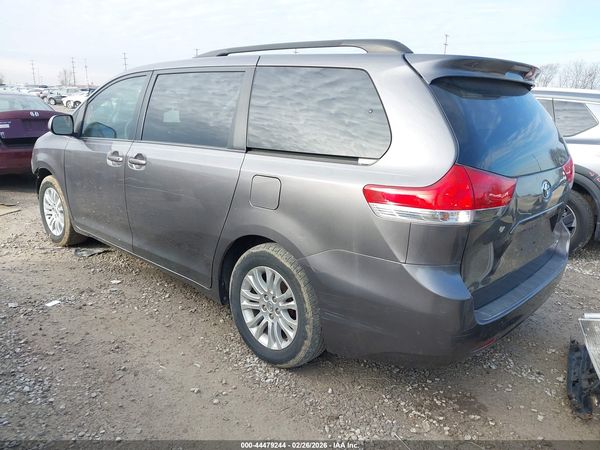 2014 TOYOTA SIENNA XLE V6 8 PASSENGER
