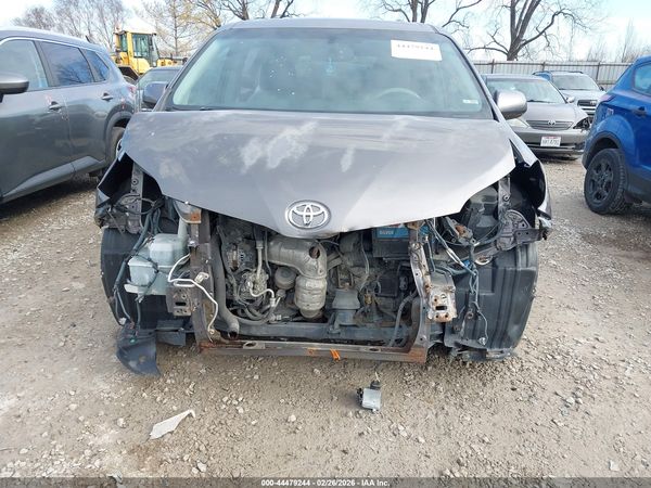 2014 TOYOTA SIENNA XLE V6 8 PASSENGER