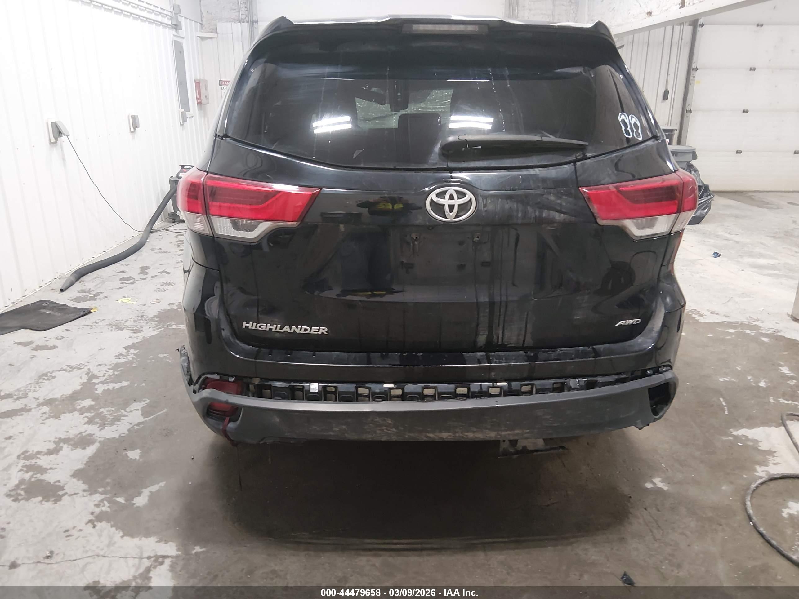 2019 TOYOTA HIGHLANDER LE