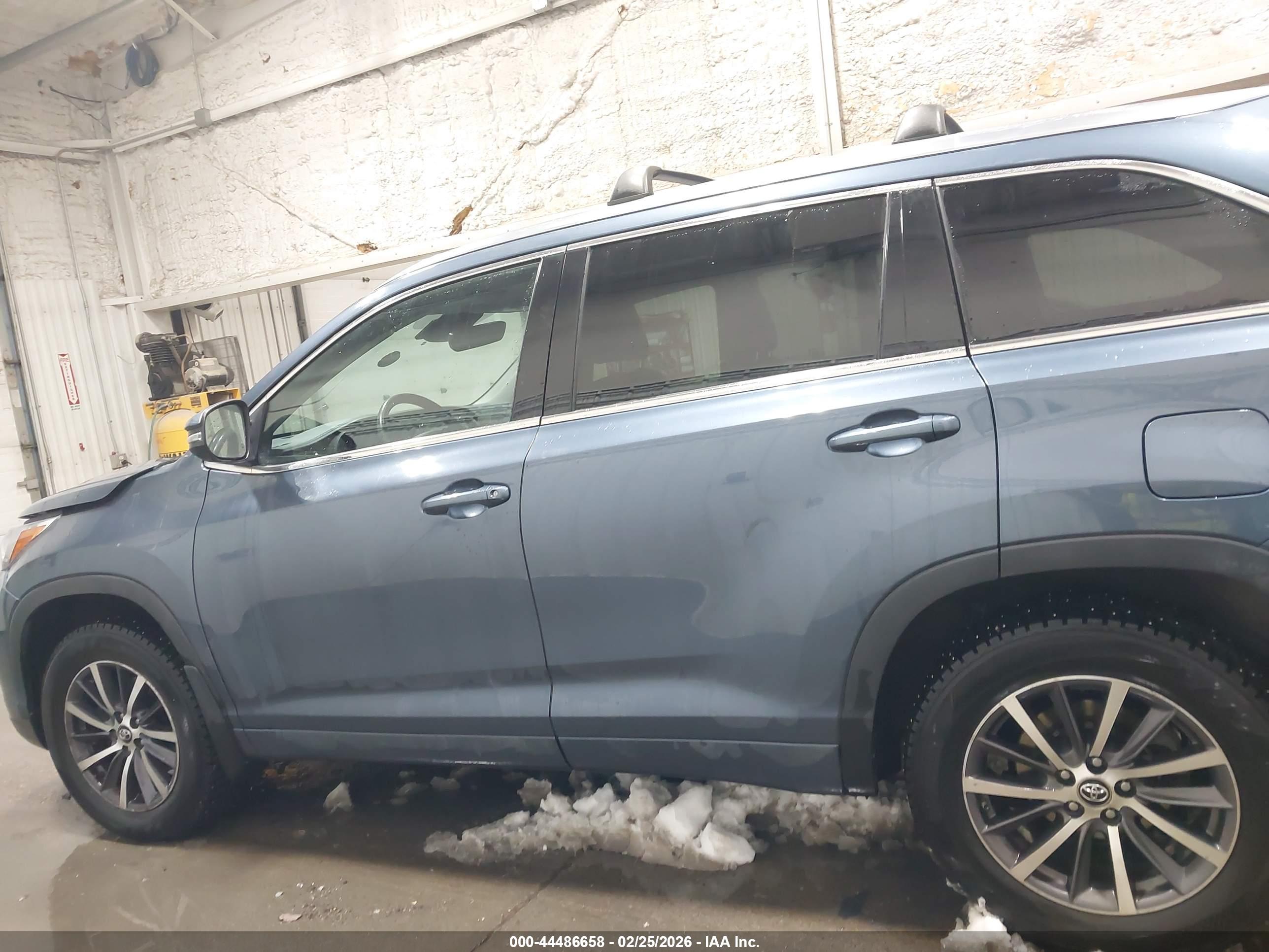 2017 TOYOTA HIGHLANDER XLE