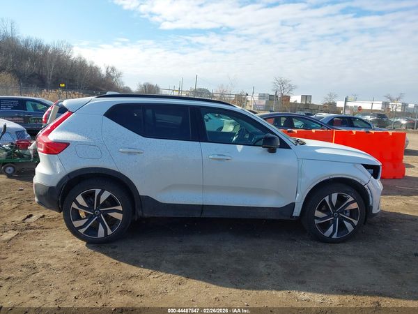 2025 VOLVO XC40 B5 ULTRA DARK THEME