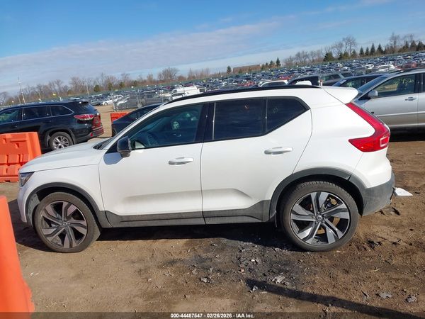 2025 VOLVO XC40 B5 ULTRA DARK THEME
