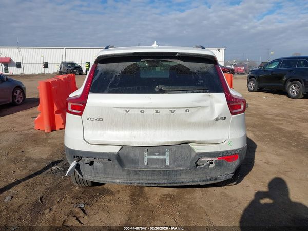 2025 VOLVO XC40 B5 ULTRA DARK THEME