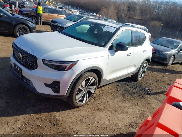 2025 VOLVO XC40 B5 ULTRA DARK THEME