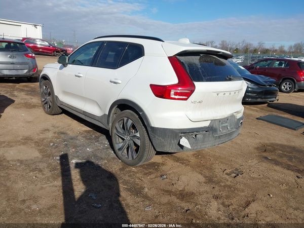 2025 VOLVO XC40 B5 ULTRA DARK THEME