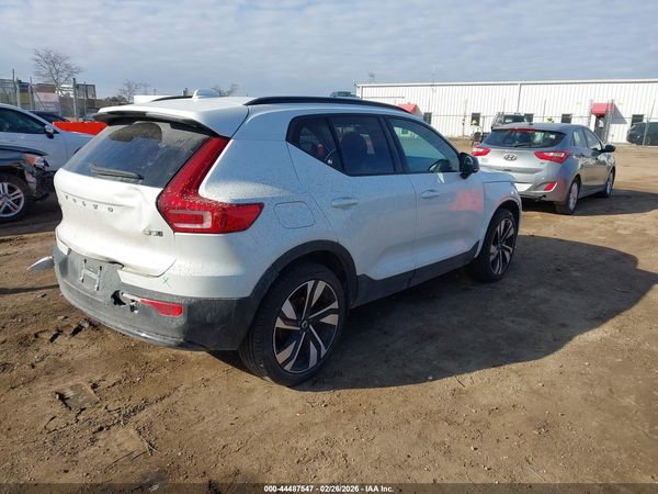 2025 VOLVO XC40 B5 ULTRA DARK THEME