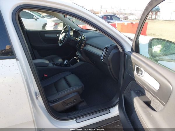 2025 VOLVO XC40 B5 ULTRA DARK THEME