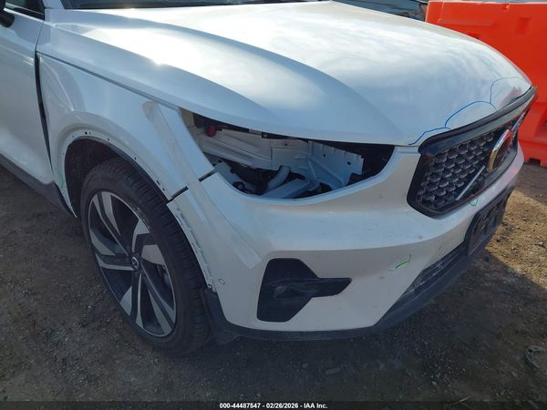 2025 VOLVO XC40 B5 ULTRA DARK THEME