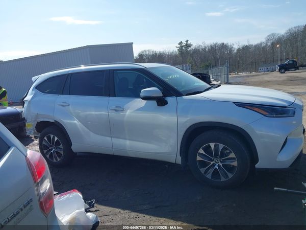 2026 TOYOTA HIGHLANDER XLE