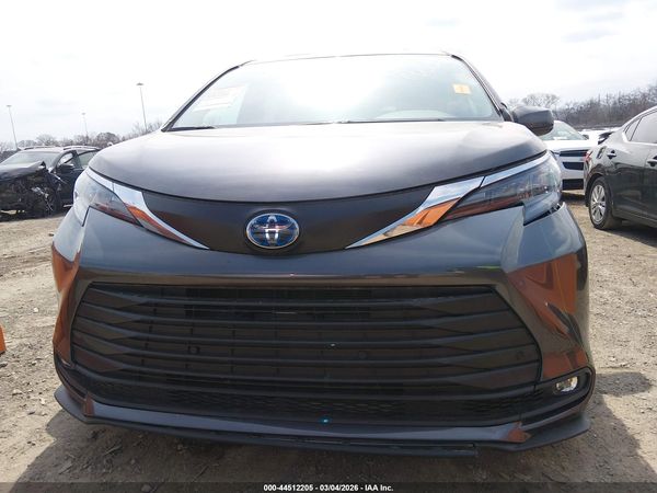 2025 TOYOTA SIENNA XLE
