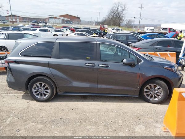2025 TOYOTA SIENNA XLE
