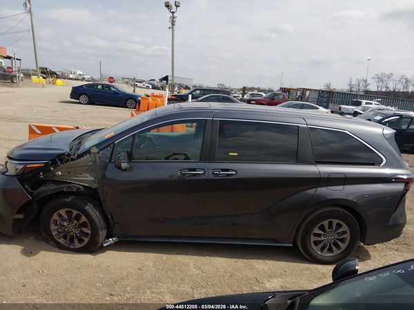 2025 TOYOTA SIENNA XLE