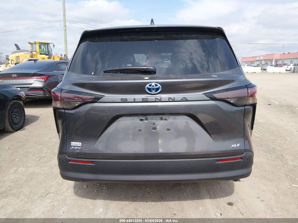 2025 TOYOTA SIENNA XLE