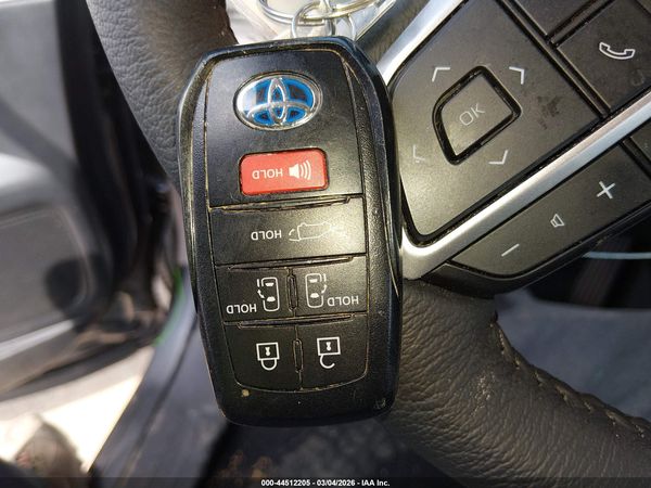 2025 TOYOTA SIENNA XLE