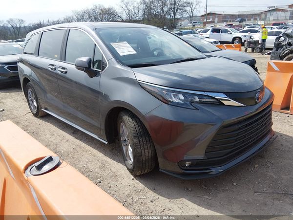 2025 TOYOTA SIENNA XLE
