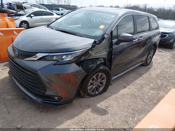 2025 TOYOTA SIENNA XLE