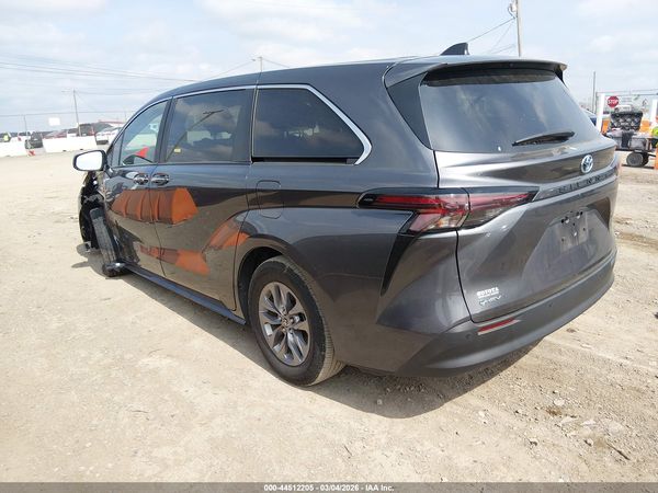 2025 TOYOTA SIENNA XLE