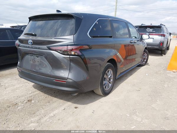 2025 TOYOTA SIENNA XLE