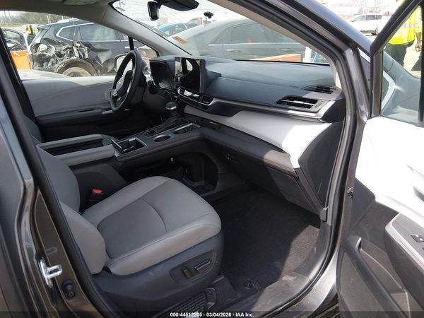 2025 TOYOTA SIENNA XLE