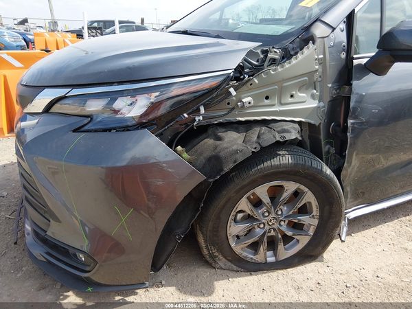 2025 TOYOTA SIENNA XLE