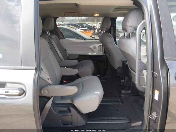 2025 TOYOTA SIENNA XLE