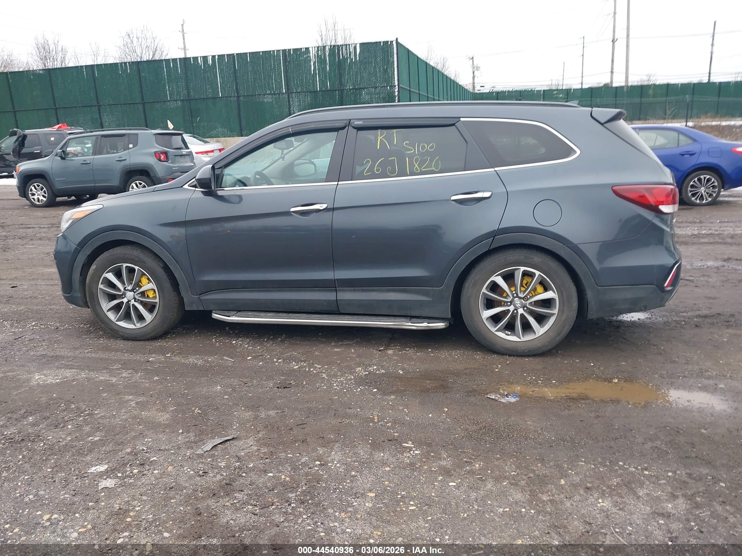 2017 HYUNDAI SANTA FE SE