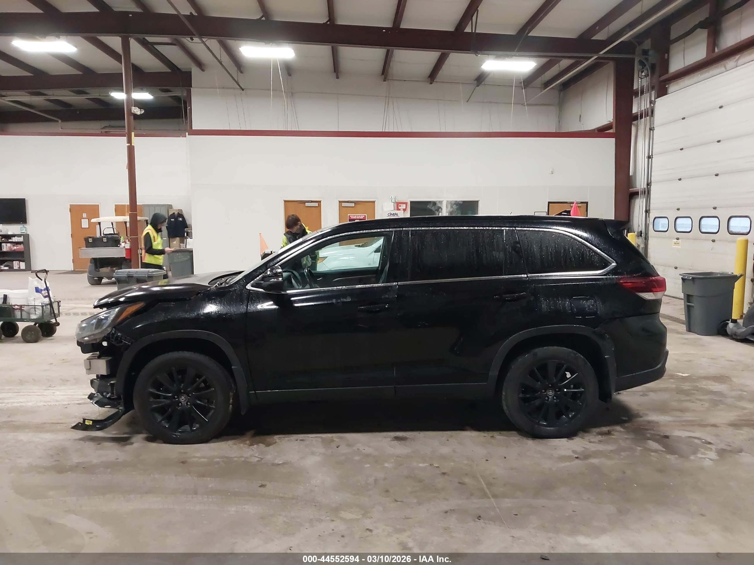 2019 TOYOTA HIGHLANDER SE