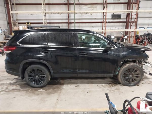 2019 TOYOTA HIGHLANDER SE